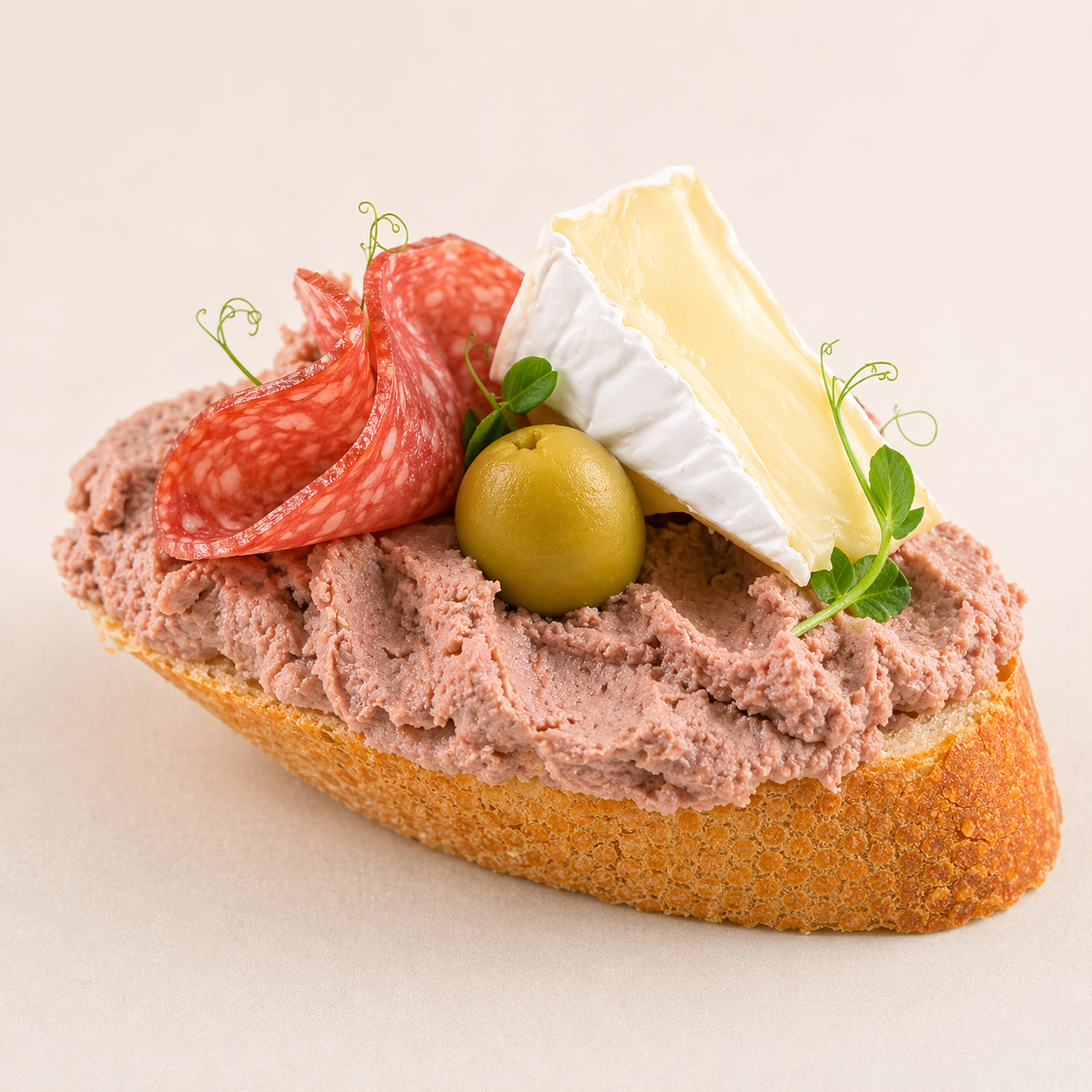 Kanapka pečeňová s camembertom